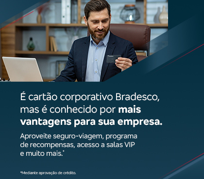 #BradescoAcessível #PraTodoMundoVer: Imagem dividida ao meio. À esquerda, fundo azul escuro com detalhes gráficos em vermelho e branco. No topo, uma faixa vermelha com o texto em branco: “Cartão de crédito”. Abaixo, em letras grandes e brancas: “BNDES”. Logo em seguida, texto branco com destaques em negrito: “O apoio que sua empresa precisa para evoluir.” Mais abaixo, em letras menores: “Parcele suas despesas em até 48 vezes, com taxas de juros atrativas.” Ao centro da imagem, um homem branco, jovem, de barba curta e cabelos castanho-claros, veste terno escuro e camisa azul-clara. Ele sorri e segura um cartão BNDES. Ao lado dele, um QR Code preto e branco com o texto: “Aponte a câmera do seu celular e conheça todos os produtos disponíveis para sua empresa.” Fim da descrição.